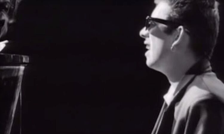 The Pogues -  Fairytale Of New York (Official Video)