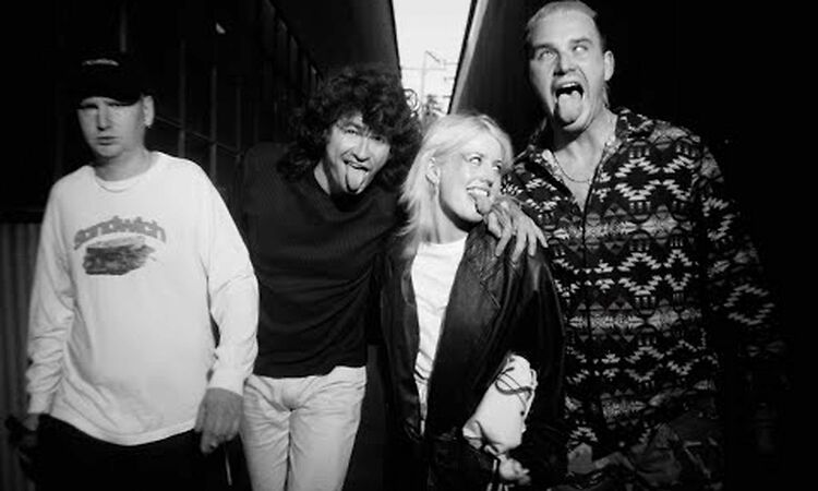 Amyl and The Sniffers "Chewing Gum"