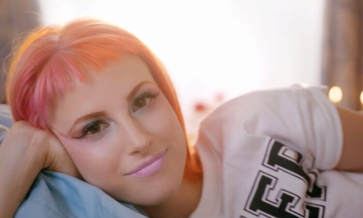 Paramore: Still Into You [OFFICIAL VIDEO]