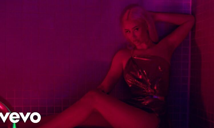 Iggy Azalea - Woke Up (Diamonds) (Audio)