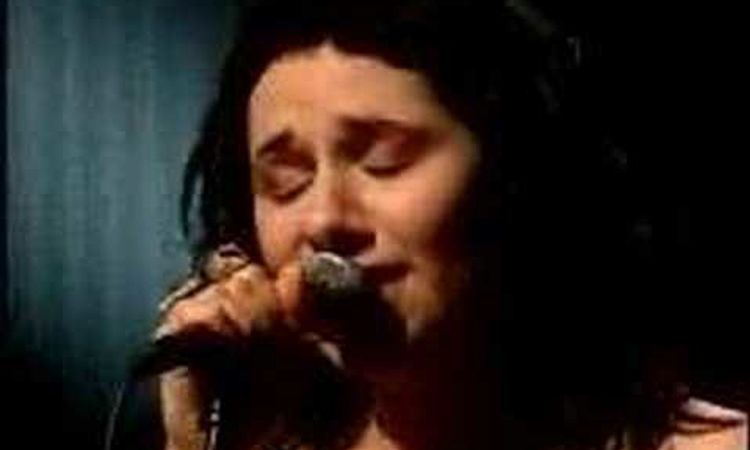 PJ HARVEY - Is this desire Live Clip